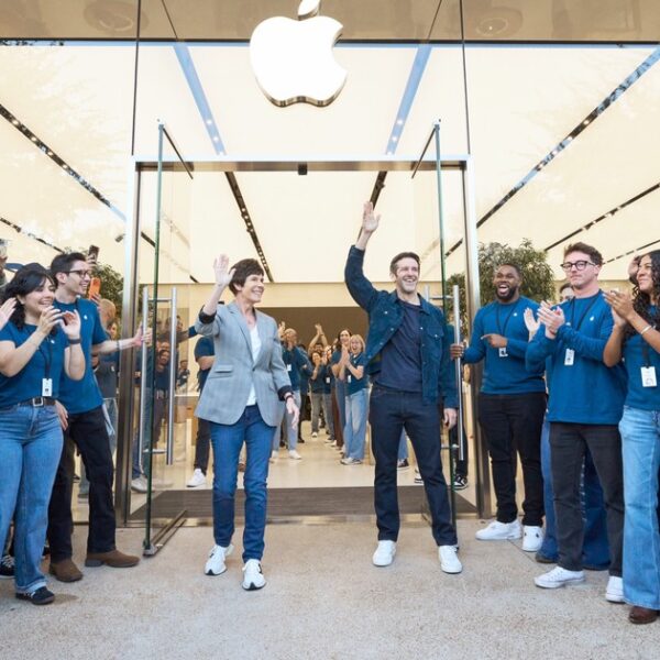 Apple Domain Northside in Austin, Texas on iPhone Duo launch day