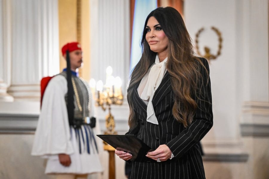 Kimberly Guilfoyle, US ambassador to Greece, stands beside a Greek Presidential Guard soldier