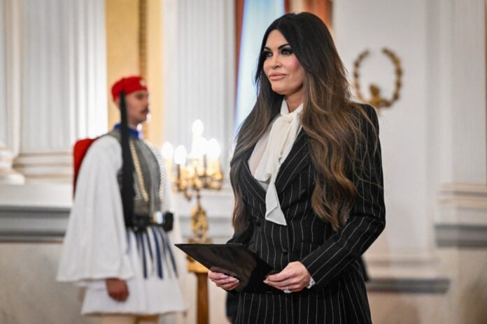 Kimberly Guilfoyle, US ambassador to Greece, stands beside a Greek Presidential Guard soldier