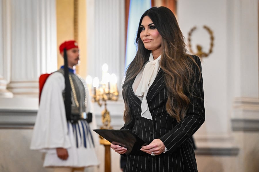 Kimberly Guilfoyle, US ambassador to Greece, stands beside a Greek Presidential Guard soldier
