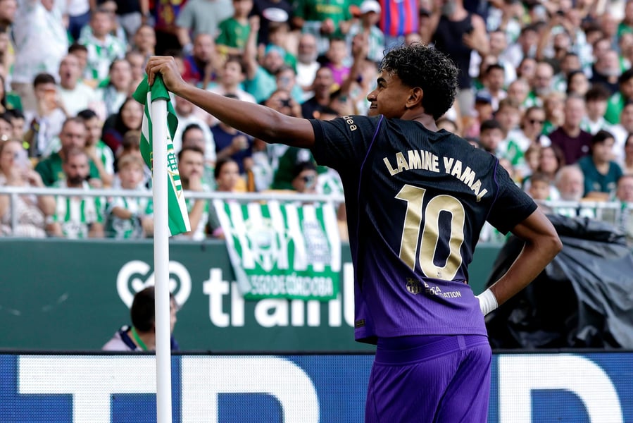 Lamine Yamal of Barcelona stands by the corner flag in front of Real Betis supporters at La Cartuja