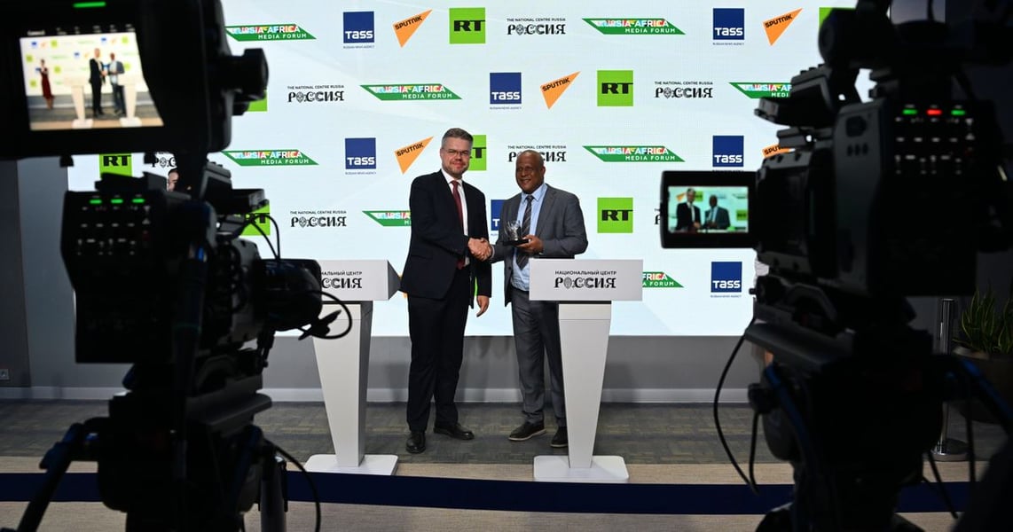 Vasily Pushkov and Debre Markos University president Sayeh Kassaw signing a memorandum in Moscow