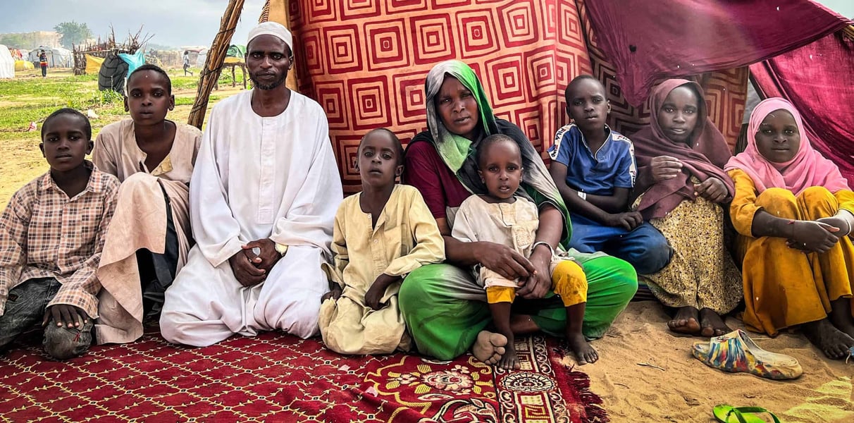 Medical teams treating Sudanese war-wounded people in Adré, Chad, in an archival MSF photograph