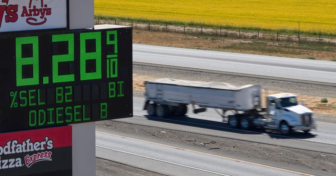 Image accompanying RFE/RL coverage of Trump's diesel deal with Putin and Ukraine's reaction