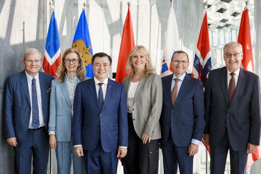 Six Viet Nam and EFTA ministers stand side by side in front of national flags in Reykjavik