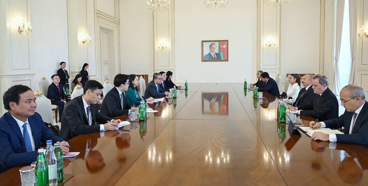 Vietnam's Vice President Vo Thi Anh Xuan and Azerbaijan's President Ilham Aliyev with their delegations at a long table in Baku